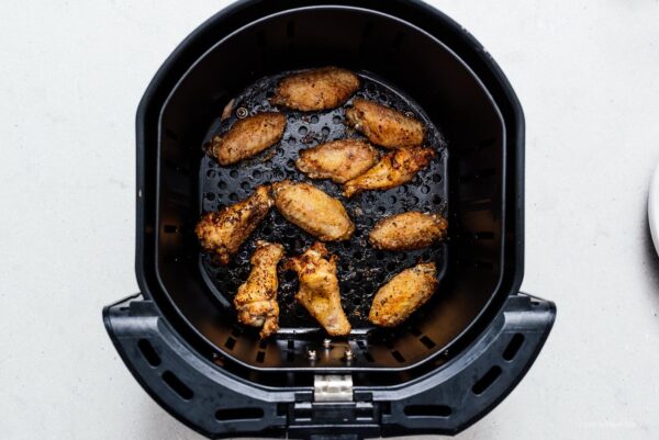 chicken wings in air fryer | sharefavoritefood.com