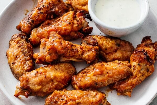 air fryer chicken wings in aardvark sauce | sharefavoritefood.com