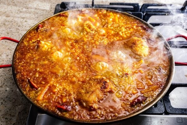 making paella | sharefavoritefood.com